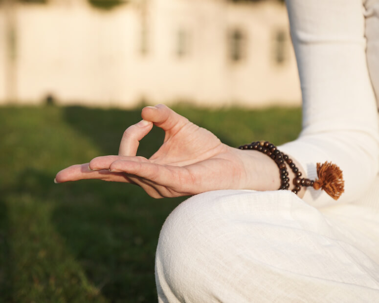 Trisula, el mudra de protección